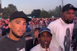 還擱一塊呢??杜蘭特與前隊友布克同框現(xiàn)身倫敦Wireless音樂節(jié)