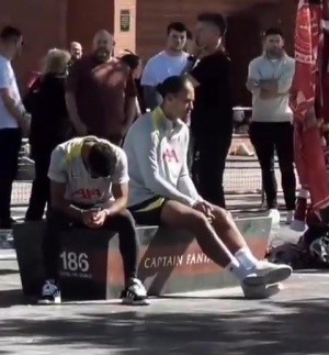 難過(guò)??薩拉赫、范迪克在安菲爾德球場(chǎng)外緬懷若塔兄弟