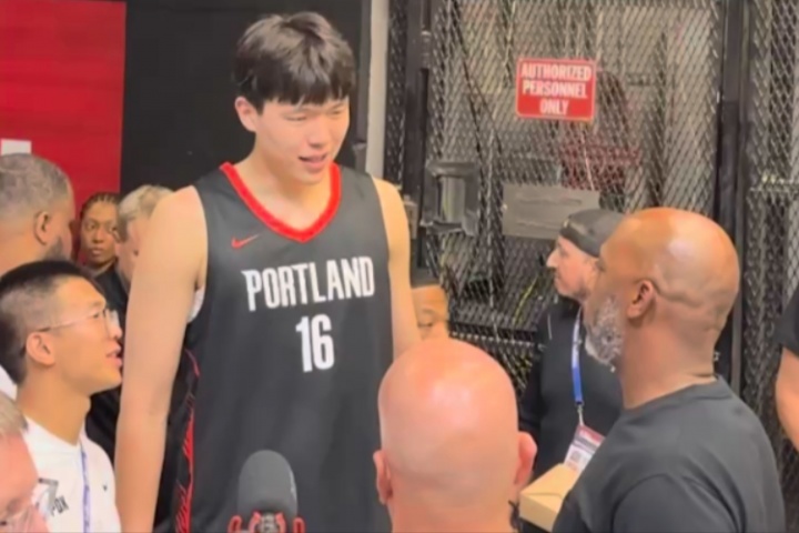 猜猜他倆聊了啥??楊瀚森賽后與主帥比盧普斯聊天+握手致意