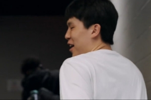 抵達(dá)球館！球迷沖著楊瀚森喊“哥哥好帥”  楊瀚森一臉嫌棄??