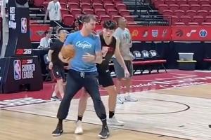 目標(biāo)明確??斯普利特曾在火箭帶申京 現(xiàn)在被開拓者挖來(lái)帶楊瀚森