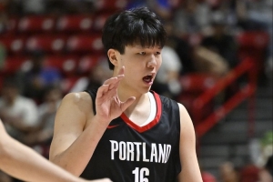 隊記：小楊送出漂亮的傳球助攻隊友上籃 這是中國薩博尼斯！