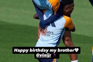 維尼修斯今日迎25歲生日，貝林厄姆社媒曬兩人合照送生日祝福