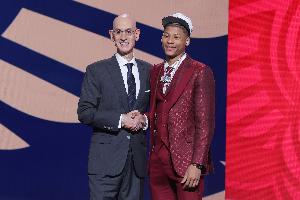 ??沒籃沒串聯(lián)的后衛(wèi)？7號秀費(fèi)爾斯21中5拿到15分2籃板 0助攻