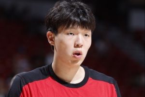 楊鳴：楊瀚森未來(lái)的比賽難度是由易到難 相信他會(huì)慢慢適應(yīng)