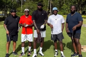 打磨球技????詹姆斯曬度假時打高爾夫：外面實在是太熱了??