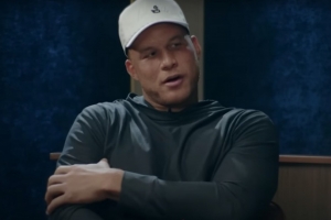 ??格里芬：剛被選中時斯特林帶我到派對上 和人們一起摸我腹肌