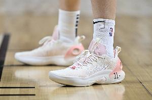 隊記曬楊瀚森戰(zhàn)靴：16代表順位 但11是什么？網(wǎng)友：致敬姚？??