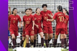 記者：中國(guó)男女足大部分球員都很努力，但踢得都不是現(xiàn)代足球