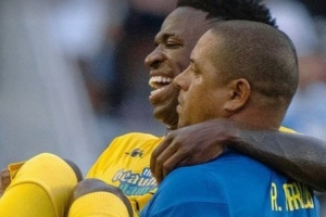 卡洛斯曬抱起維尼修斯照片：生日快樂，愿你繼續(xù)用快樂感染我們