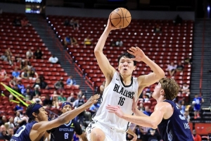 隊媒點評楊瀚森：擋拆&傳球很有創(chuàng)造力 低位容易丟球&籃板得多點