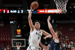 段冉：楊瀚森擋拆后順下完成了他標(biāo)志性的扣籃 這球看著可太爽了