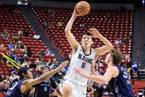 ??隊(duì)記：楊瀚森的表現(xiàn)讓人驚訝因他已準(zhǔn)備好 語(yǔ)言問(wèn)題需要解決