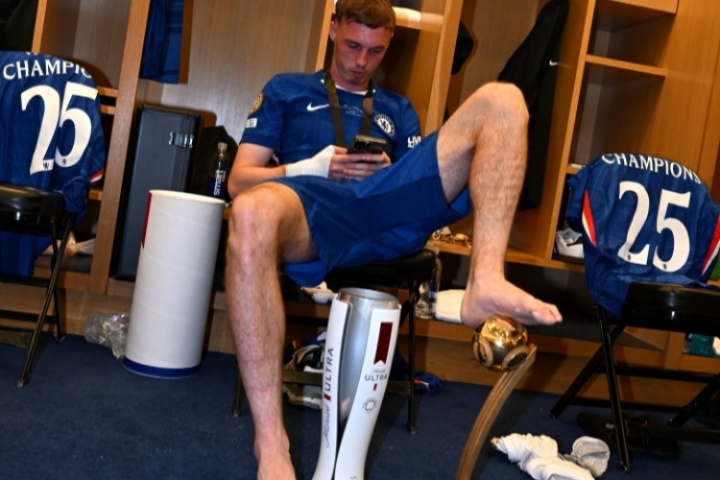 習(xí)慣就好??帕爾默更衣室慵懶坐姿，腳踩世俱杯金球&胯下MVP獎(jiǎng)杯