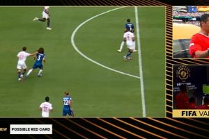 急了？內維斯無球下拉扯庫庫頭發(fā)，裁判查看VAR后將他紅牌罰下