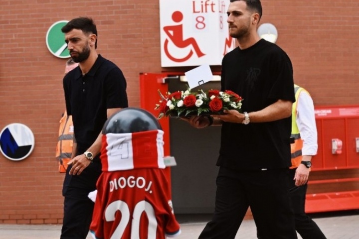 ??利物浦官方：B費&達(dá)洛特&阿莫林代表曼聯(lián) 來安菲爾德悼念若塔