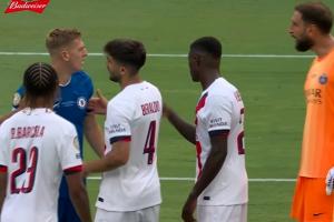 德拉普角球爭位置推倒門德斯，多納魯馬見狀怒噴??