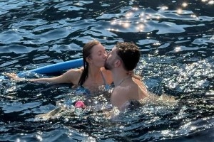 性感比基尼+水中激吻??！女友曬度假合照 申京：我的最愛