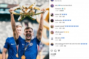 出戰(zhàn)5場打進(jìn)1球！霍爾社媒曬捧杯照：冠軍！將世界染成藍(lán)色