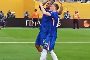 10×20??帕爾默和佩德羅賽后激情擁抱，后者為前者戴上皇冠