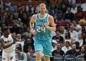 有點(diǎn)小策應(yīng)！官宣：黃蜂正式簽下中鋒梅森-普拉姆利