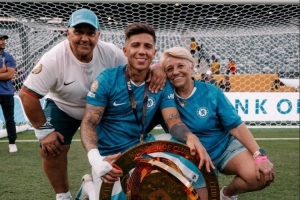 與家人一起慶祝！恩佐社媒曬與父母合照+女兒咬獎(jiǎng)牌照片