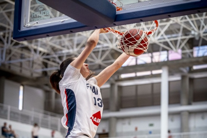 ??震驚解說！U18女籃歐錦賽 1米94的法國18歲小將雙手炸扣！