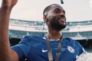 留作紀(jì)念！阿達(dá)拉比奧尤世俱杯奪冠后剪走球網(wǎng)