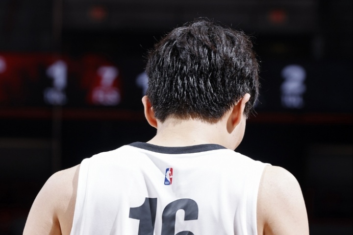 楊瀚森應(yīng)留在美國(guó)備戰(zhàn)NBA還是回來(lái)打亞洲杯？說(shuō)說(shuō)你們的看法？