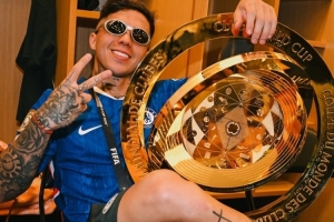 酷！恩佐社媒曬與世俱杯獎(jiǎng)杯合照：切爾西，世界冠軍??????