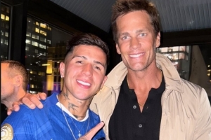 橄欖球傳奇布雷迪觀看世俱杯決賽，恩佐社媒曬合照：??