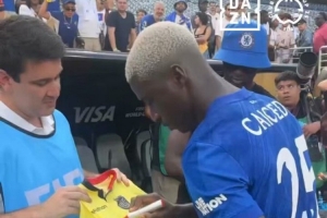 化身簽名機(jī)器！凱塞多世俱杯奪冠后“瘋狂”簽名