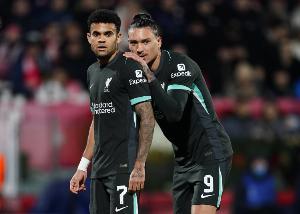 TA：利物浦堅持不賣迪亞斯，目前引援重點是尋找一名頂級中鋒