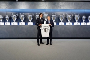 官方：A費(fèi)將穿皇馬18號(hào)球衣，獲贈(zèng)伯納烏球場(chǎng)模型和手表