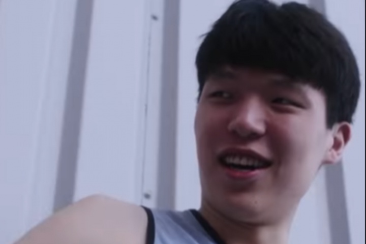 人品好??楊瀚森開門后順手幫隊(duì)友頂門 隊(duì)友道謝小楊用英文回應(yīng)