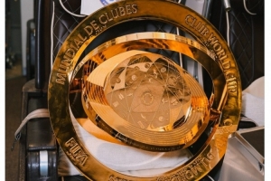 把獎杯帶回家！切爾西社媒曬世俱杯獎杯搭飛機(jī)照片：一路平安