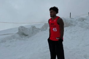 美麗凍人??戴維恩-米切爾在瑞士看雪 冰天雪地中只穿單件球衣