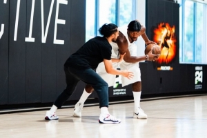 足量輸出！庫(kù)明加今日再次在社媒曬出一大波訓(xùn)練照和訓(xùn)練視頻