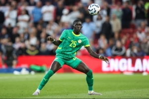 記者：20歲左后衛(wèi)迪烏夫?qū)⒓用宋鳚h姆 轉(zhuǎn)會(huì)費(fèi)2200萬歐+浮動(dòng)