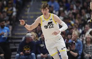 降維打擊！菲利波夫斯基半場10中5&3記三分拿下14分8板 首節(jié)10分