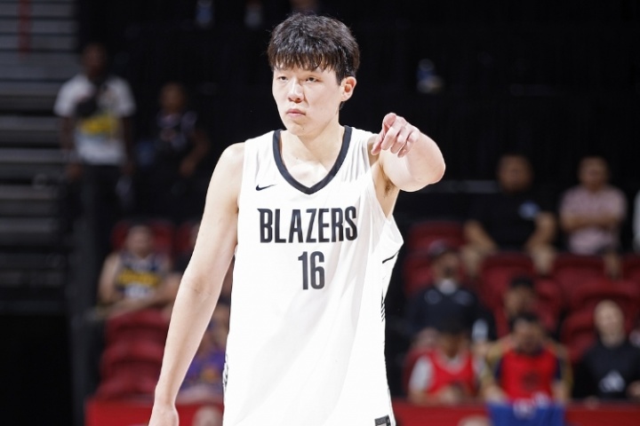 凈折返跑了！楊瀚森第三節(jié)機(jī)會(huì)不多 開(kāi)拓者凈負(fù)13分