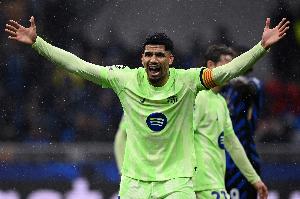 羅馬諾：阿勞霍與巴薩解約金升至10億歐元，此前曾下降至6000萬歐