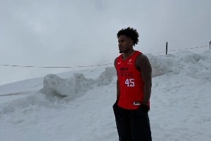 我是誰(shuí)我在哪？熱火官方把米切爾的旅游照玩壞了！