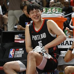 ??太搞了！米西吃T 楊瀚森在身后故意鼓掌笑他