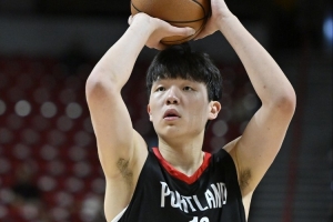 楊瀚森對(duì)位奎因遇到挑戰(zhàn) 但三分投射&防守選位控制犯規(guī)有明顯進(jìn)步