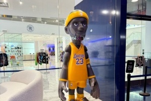 湖人記者曬詹姆斯超大玩偶：猜猜我在賭城遇到了誰(shuí)？