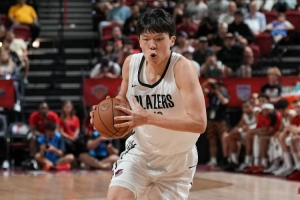 孔德昕：楊瀚森每場(chǎng)都能展示新東西 主帥調(diào)整對(duì)位讓小楊舒服多了