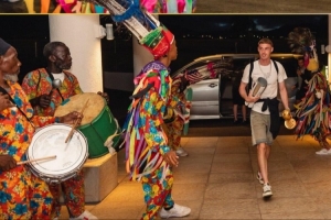 尋根！帕爾默探訪祖父出生地加勒比圣基茨島，受到英雄般的歡迎