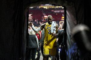 湖記：騎俠尼等隊(duì)在觀望詹姆斯是否會(huì)買斷 湖人不會(huì)主動(dòng)提