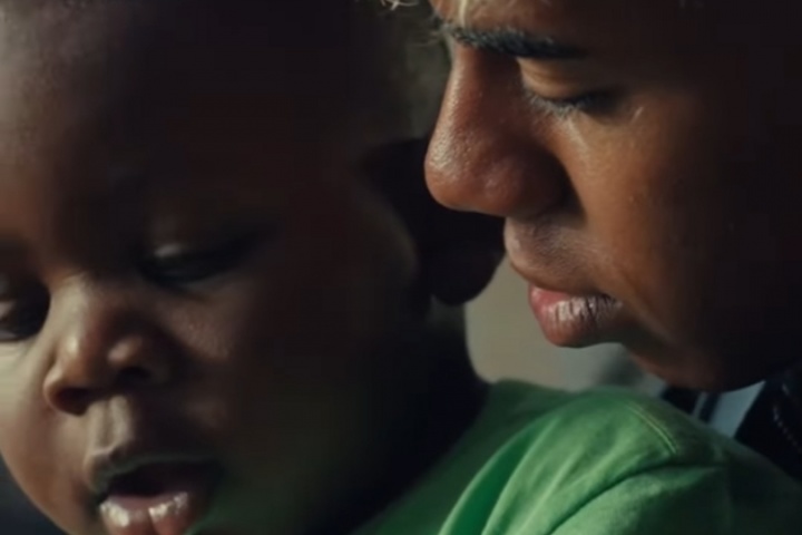 可愛捏??亞馬爾10號球衣創(chuàng)意視頻，他3歲的弟弟小凱恩出鏡